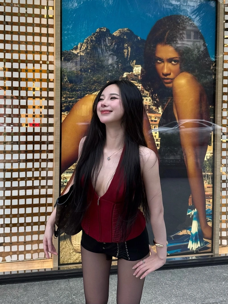 Ảnh Uyên Ni bikini full HD dâm dục khoe hàng