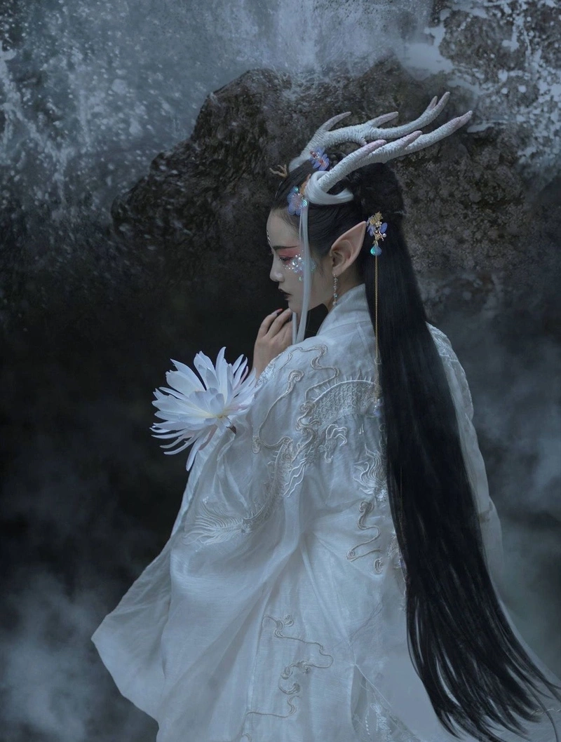 Ảnh cosplay Bạch Cốt Tinh sắc sảo huyền bí