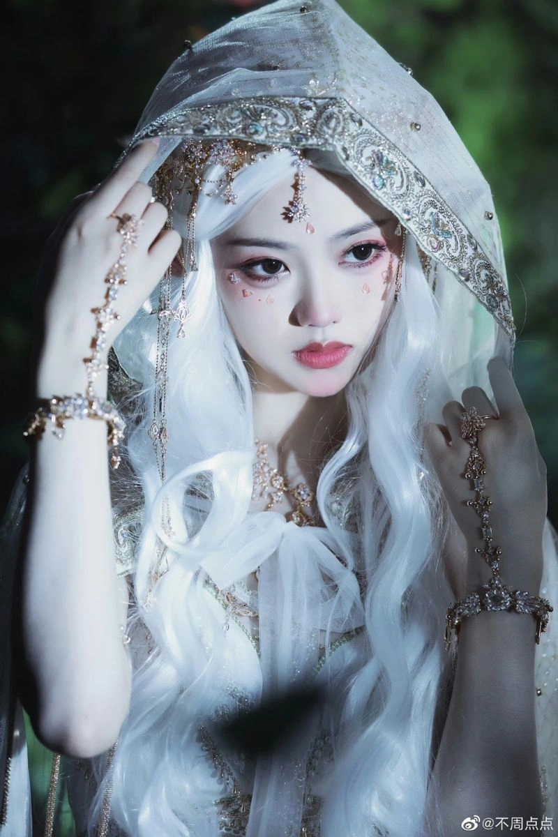 Ảnh cosplay Bạch Cốt Tinh thanh lệ lạnh lùng