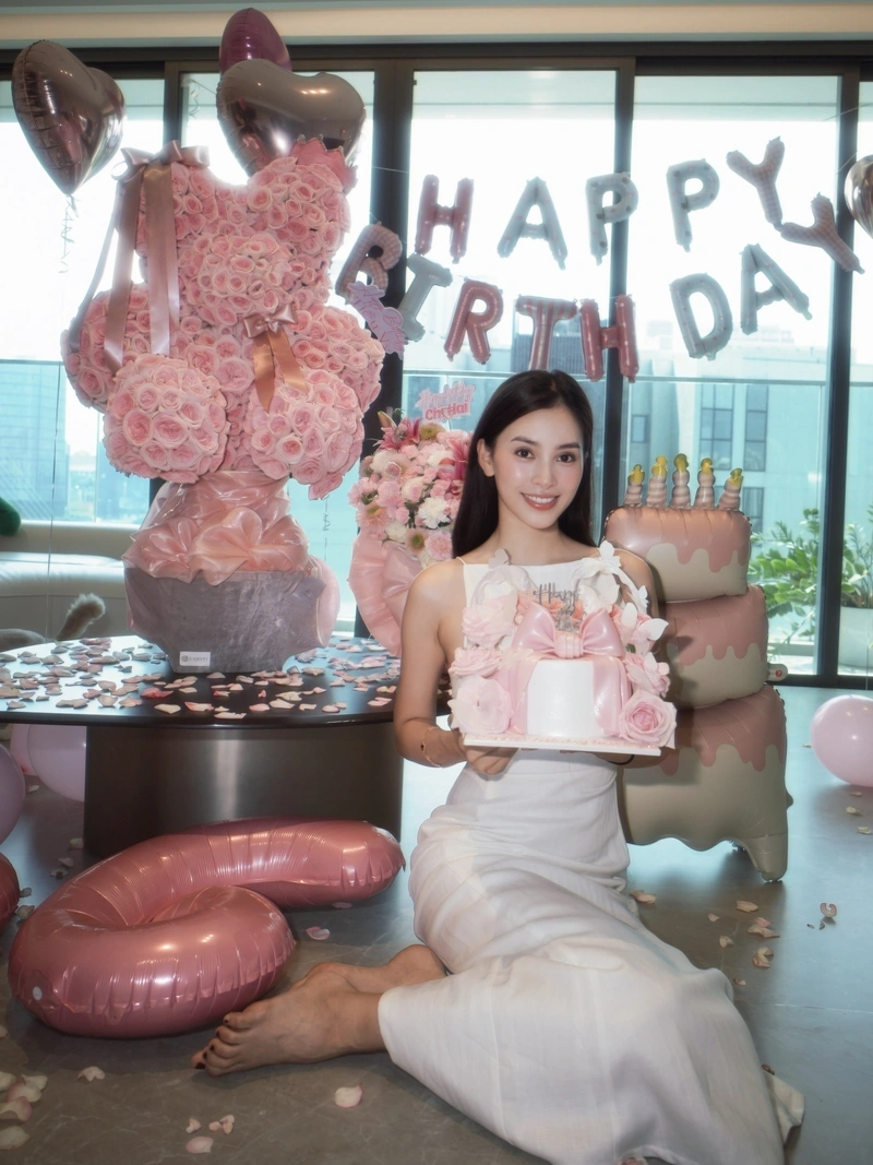 Ảnh đẹp Tuệ Vy show hàng vòng một căng tròn