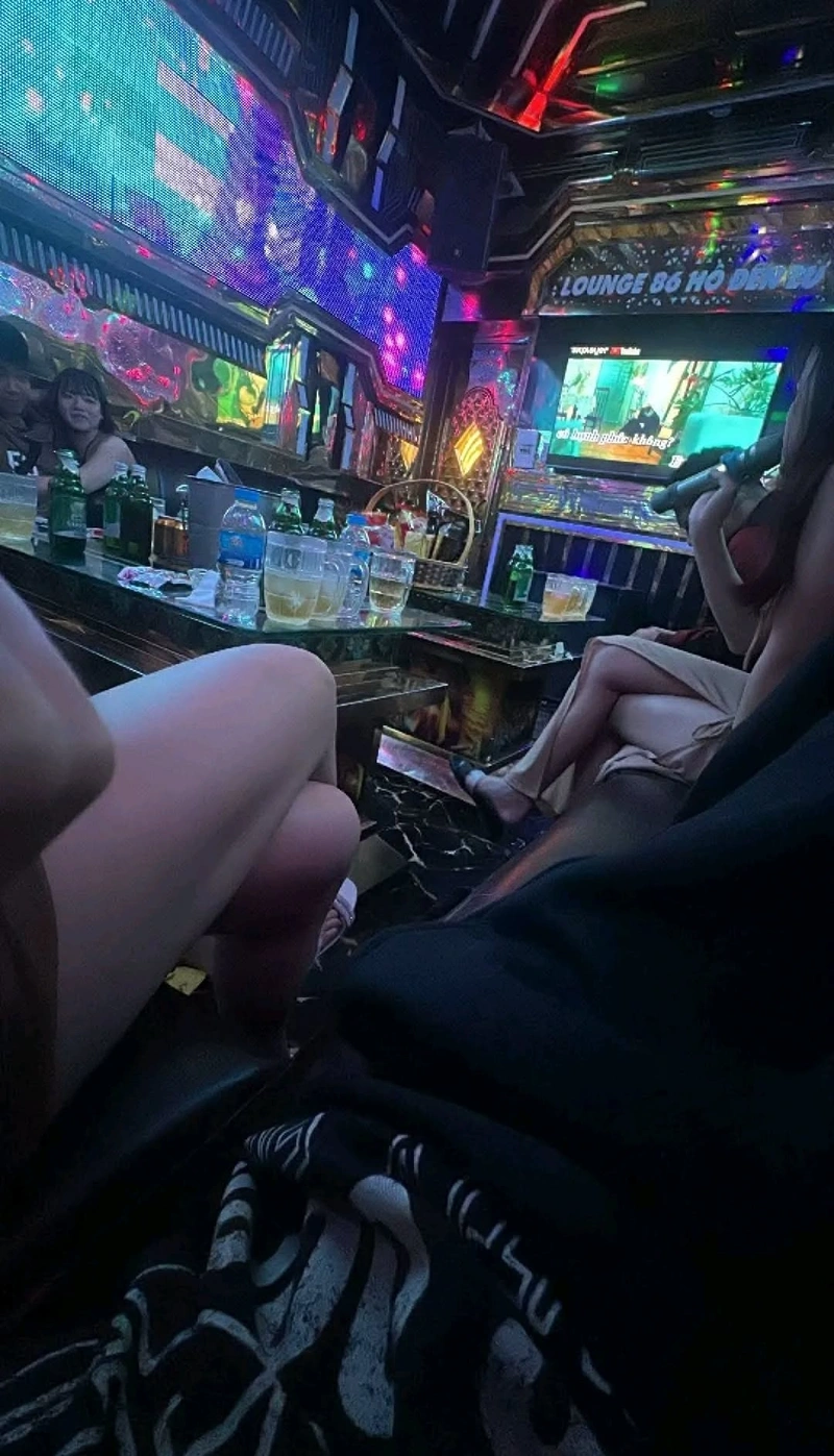 Ảnh gái karaoke khỏa thân ngực đầy hút hồn