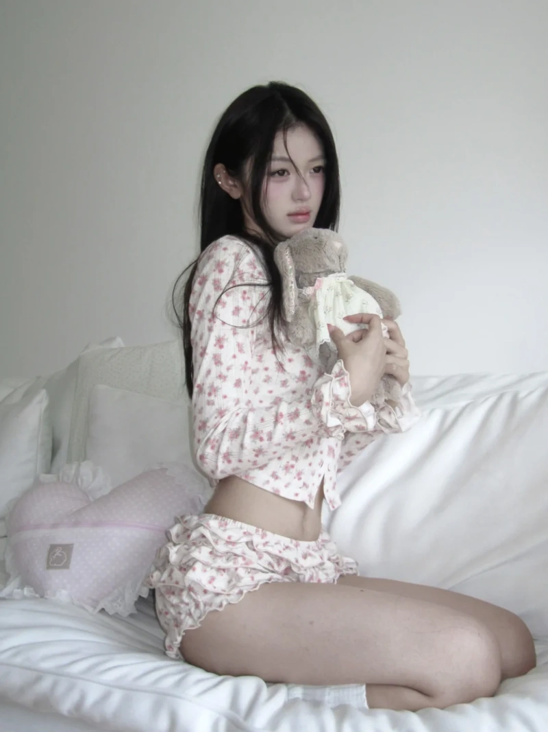 Ảnh gái mặc đồ ngủ dịu dàng đằm thắm