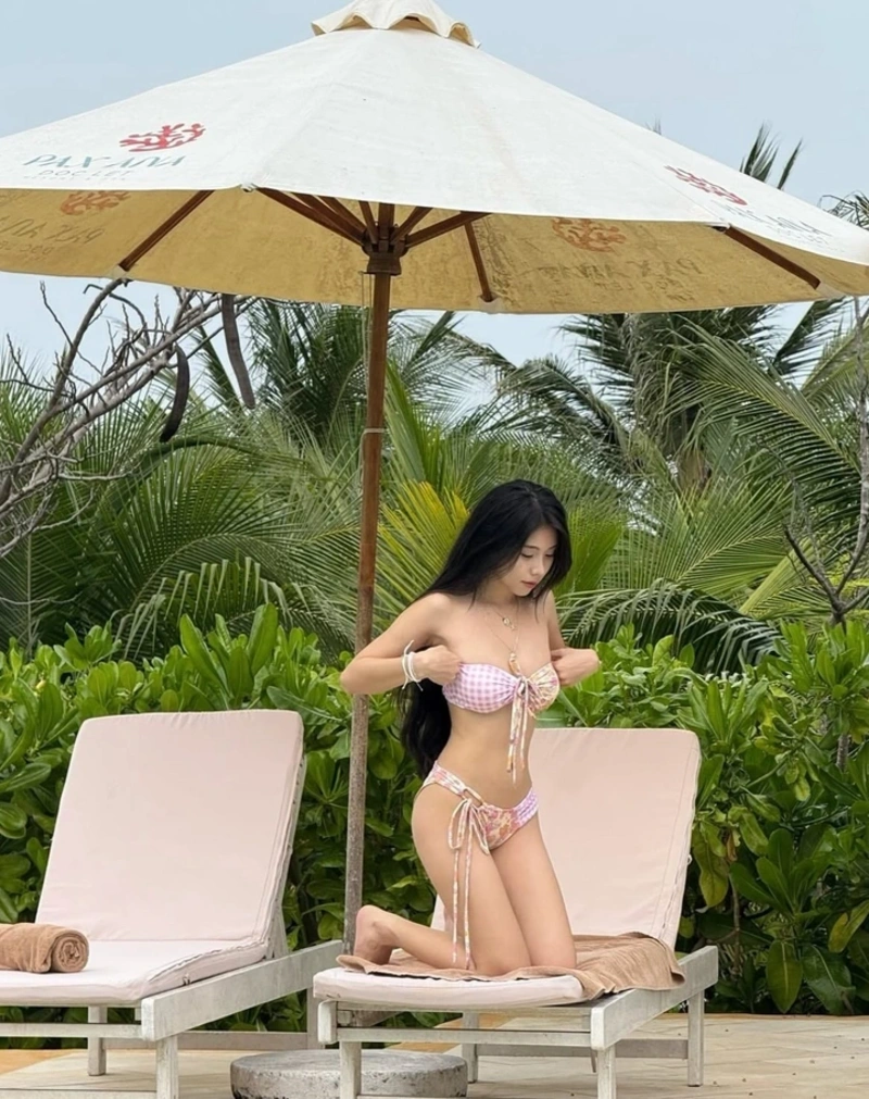 Ảnh gái xinh bikini hồng body nóng bỏng không che