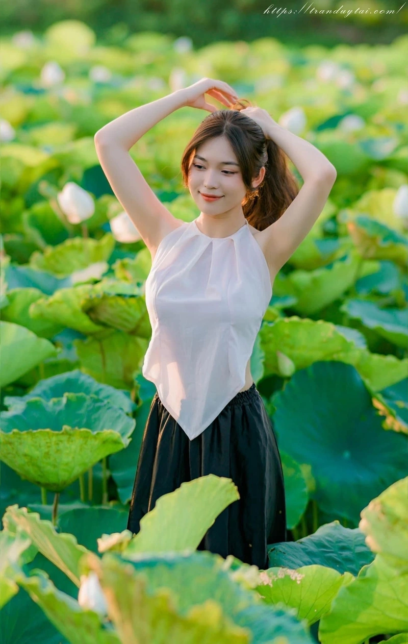 Ảnh gái xinh mặc áo yếm 4K hút hồn nhờ đít tròn