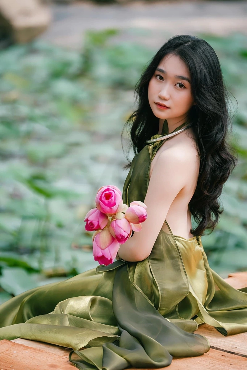 Ảnh gái xinh mặc áo yếm sexy cuốn hút với mông cong
