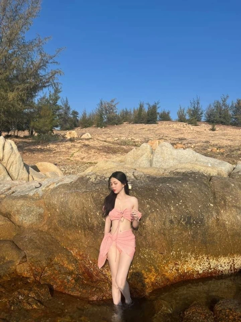Ảnh gái xinh mặc bikini hồng show hàng vòng 3 căng tròn