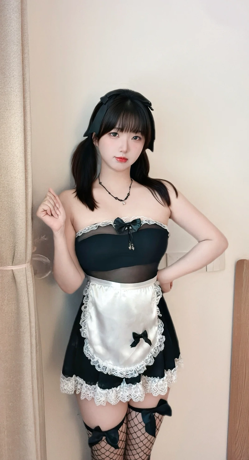 Ảnh gái xinh mặc đồ hầu gái ngực to tròn quyến rũ