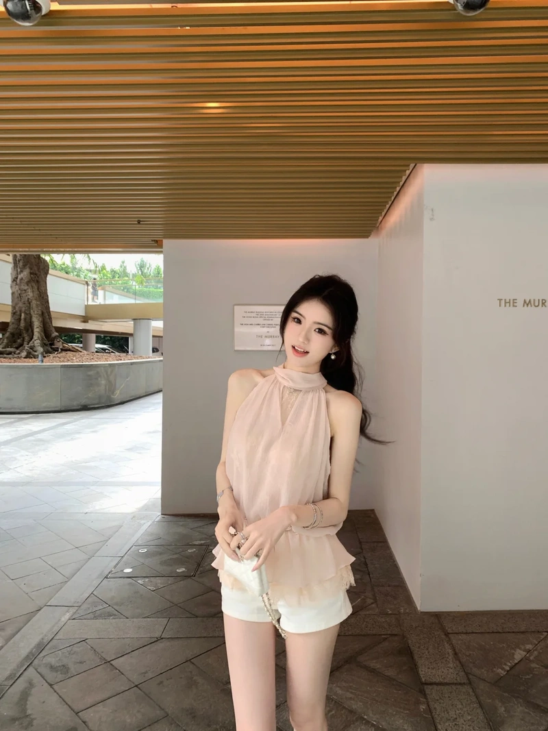 Ảnh gái xinh mặc quần ngắn ngực to tròn gợi cảm