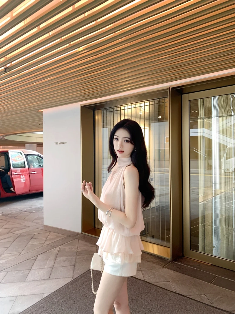 Ảnh gái xinh mặc quần ngắn vòng ba tròn căng