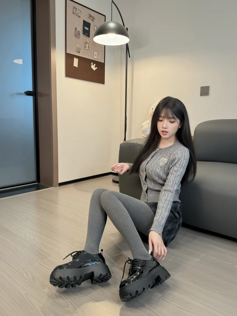 Ảnh gái xinh mặc quần tất ngực căng tròn