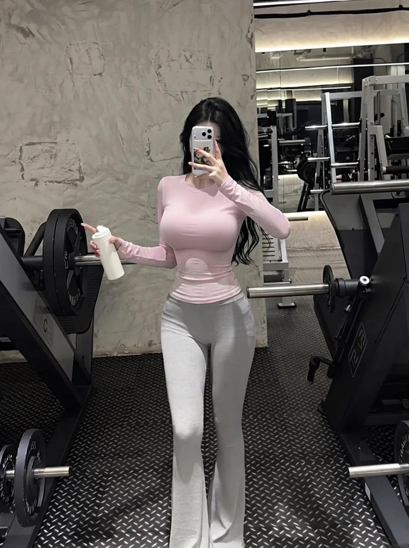 Ảnh gái xinh quần legging cởi đồ lộ vòng một khủng