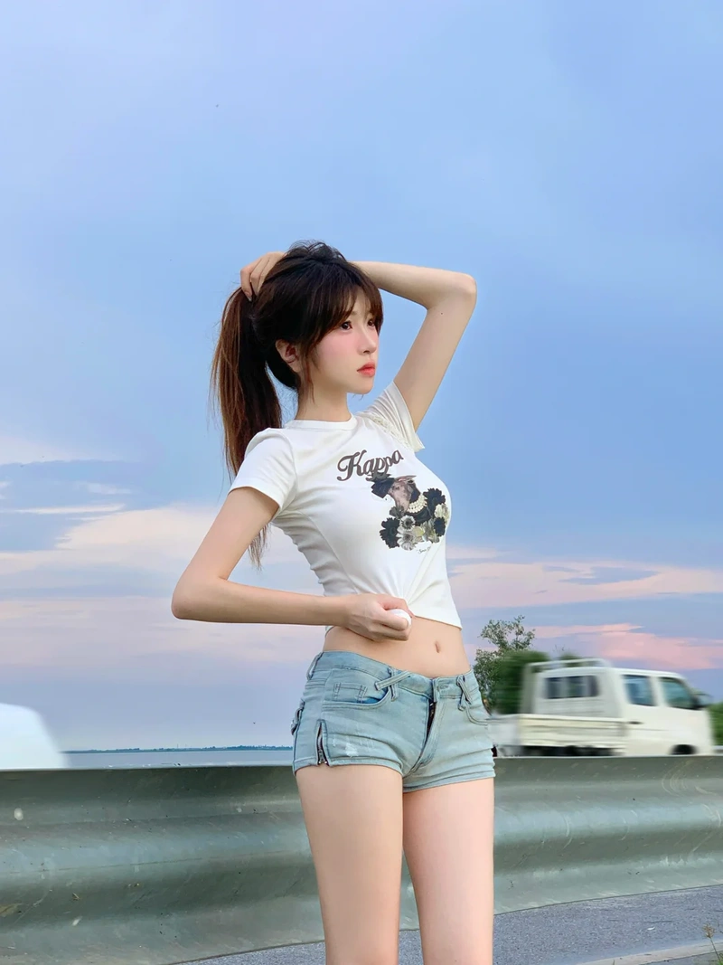 Ảnh gái xinh quần ngắn mông đít gợi tình 4K