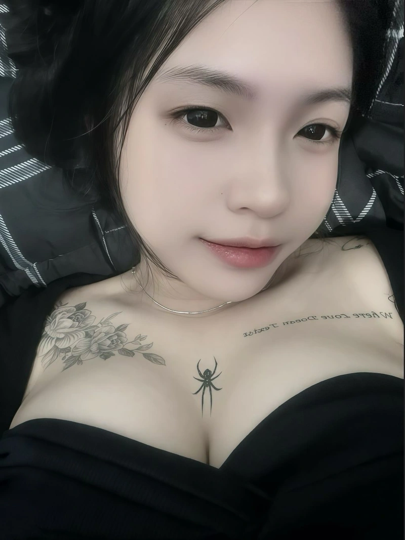 Ảnh gái xinh xăm mình vòng 3 tròn trịa quyến rũ