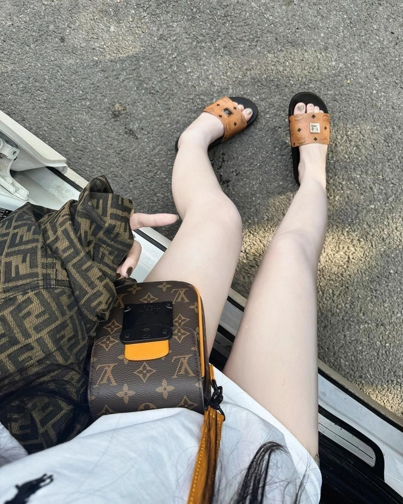 Chụp cận chân gái đít tròn nóng bỏng
