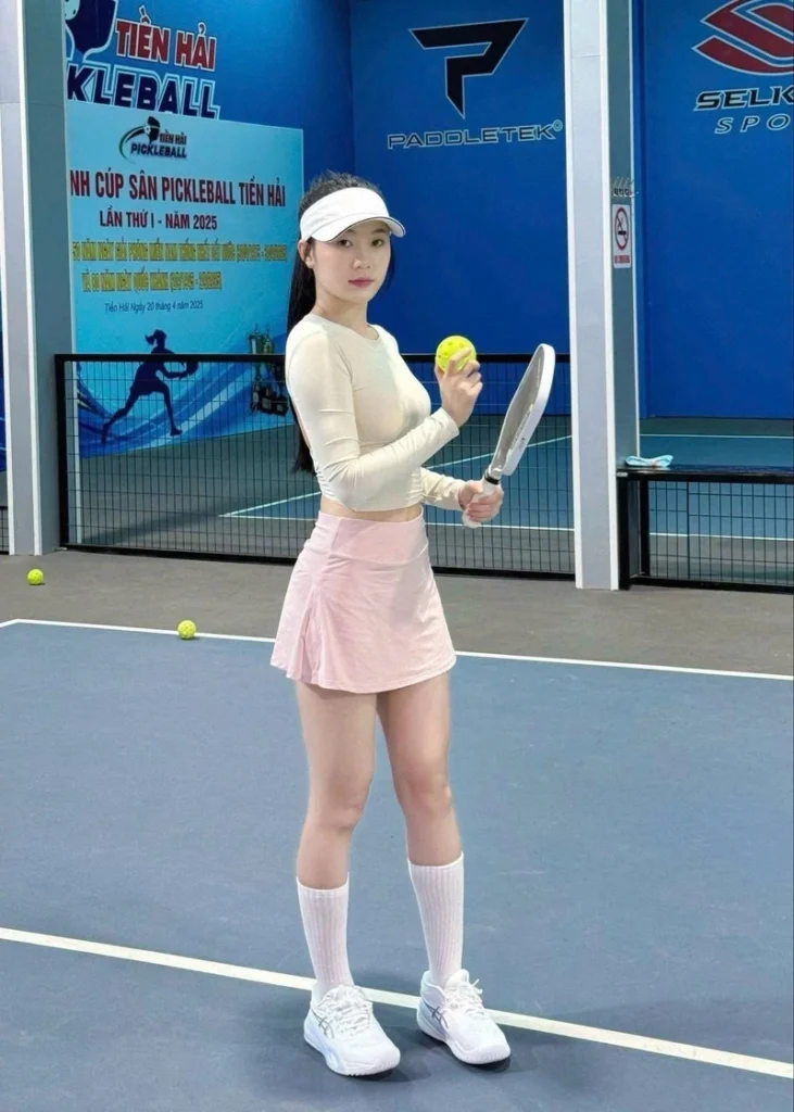 Cô gái chơi pickleball khoe vòng một khủng gợi cảm cuốn hút