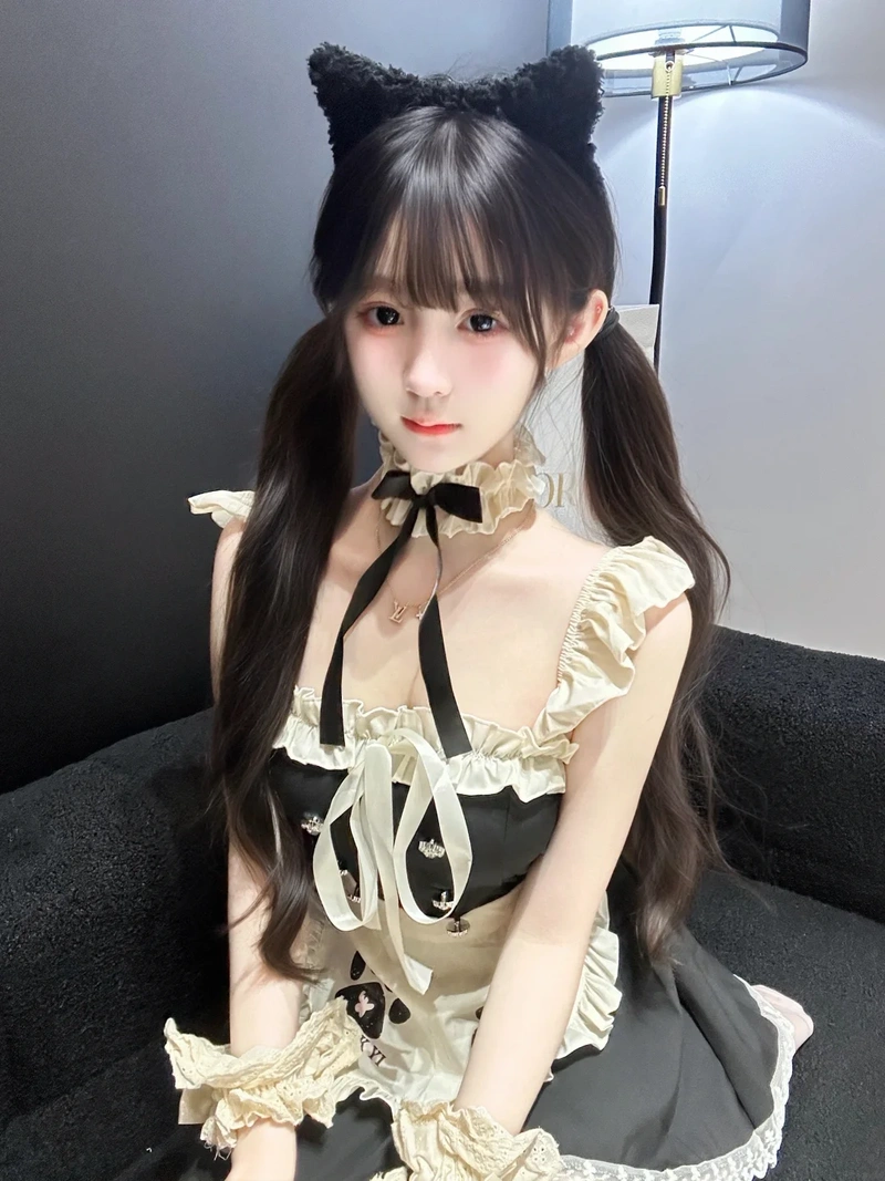 Cô gái mặc đồ hầu gái lộ đít tròn nóng bỏng