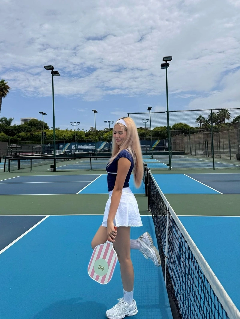 Cô nàng body gợi tình chơi pickleball khoe mông tròn trịa hút hồn