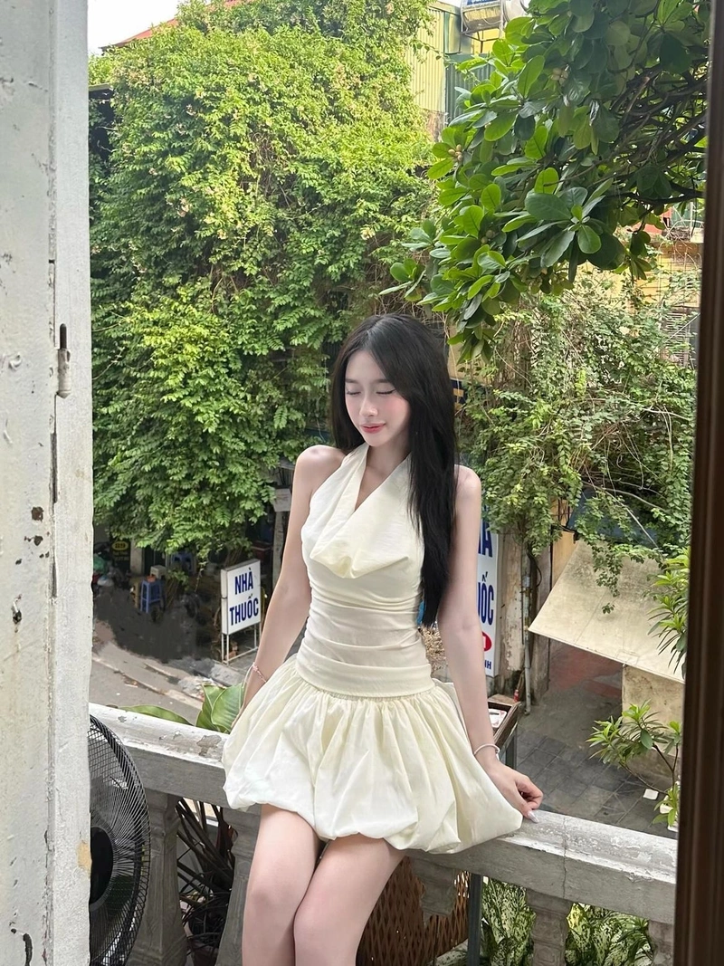Cô nàng váy ngắn ngực khủng gợi tình 2K