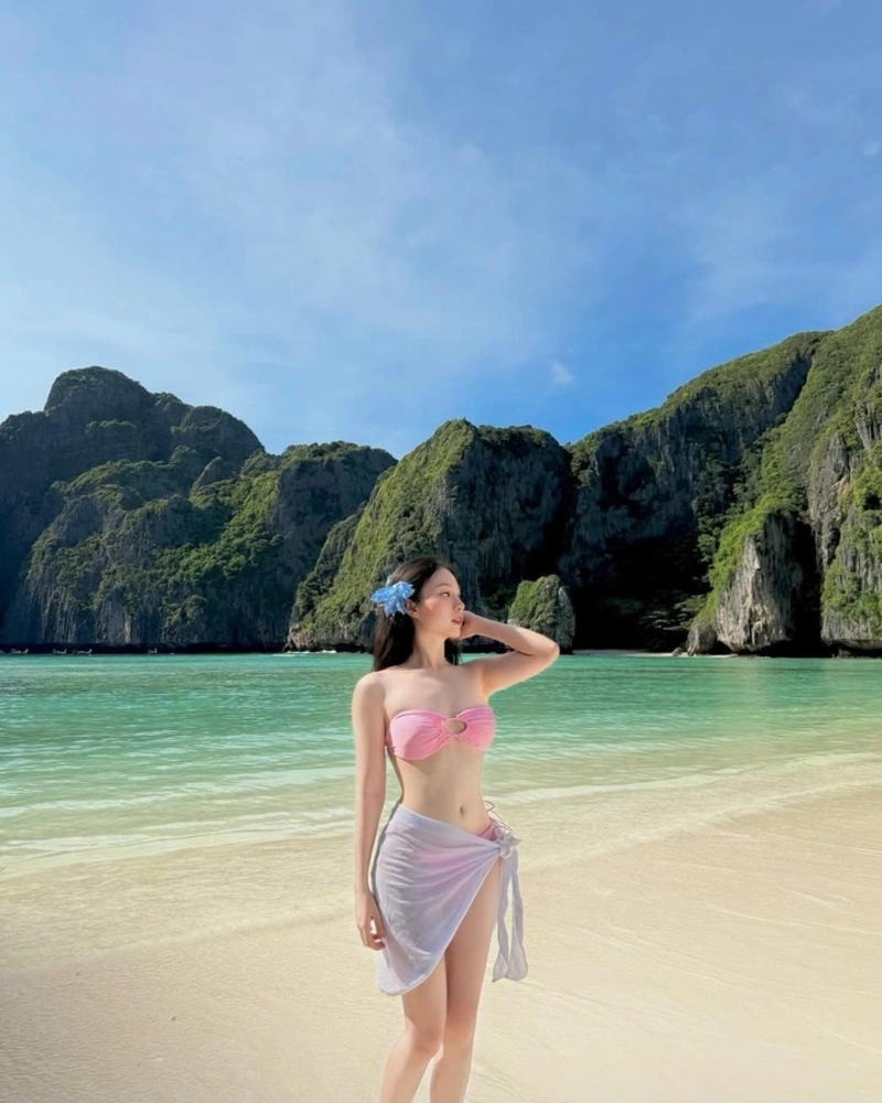 Cô nàng xinh đẹp bikini hồng lộ đường cong gợi tình