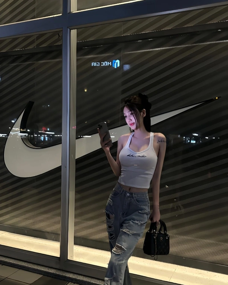 DJ Vy Chila nóng bỏng vòng ba căng tròn