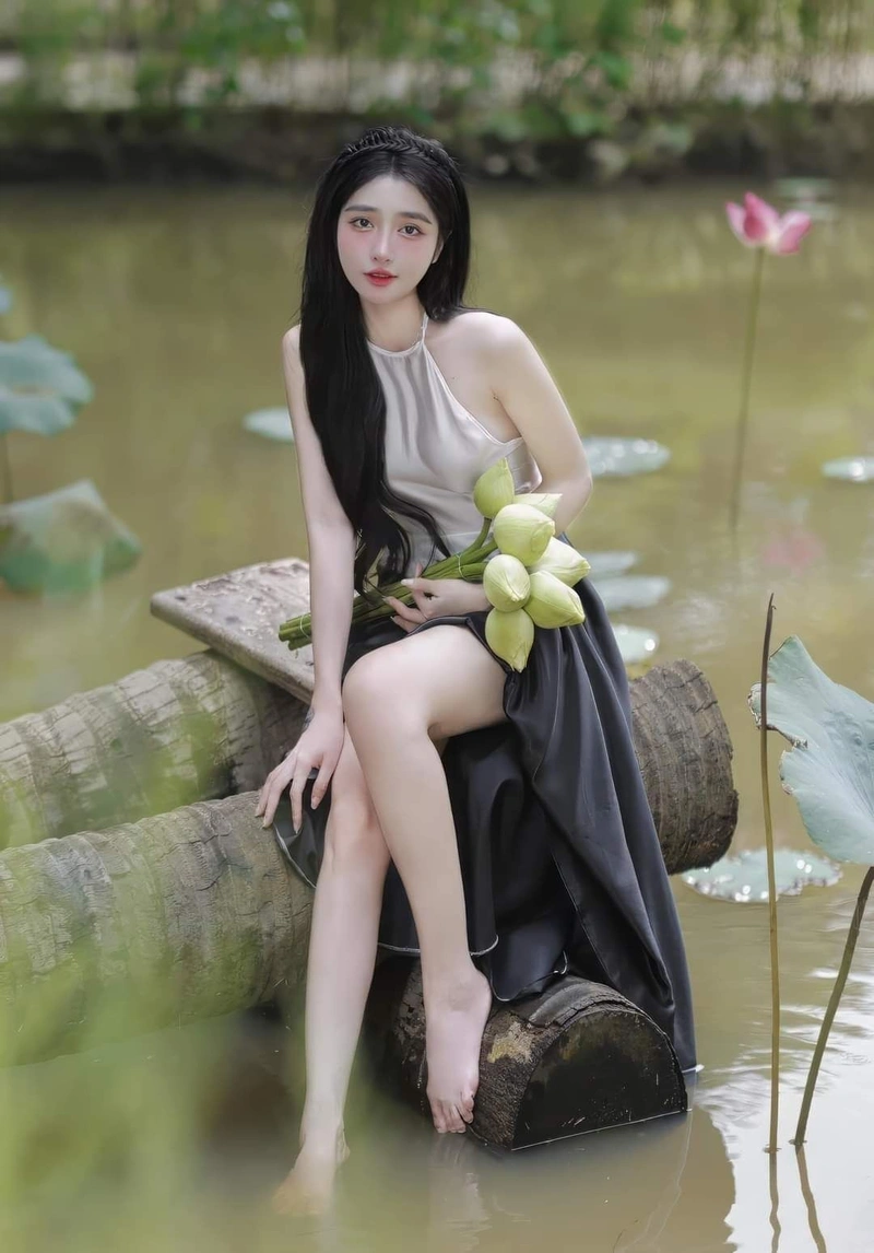 Đít tròn đầy hút hồn gái xinh mặc áo yếm sexy