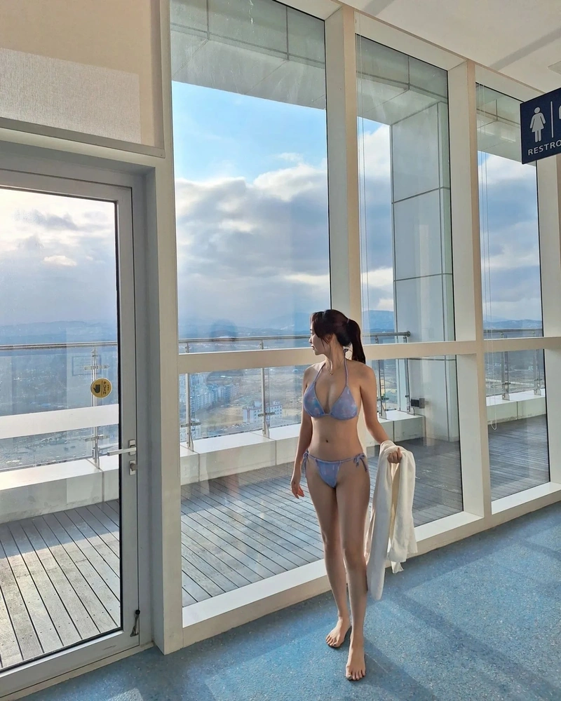 Gái Hàn Quốc bikini ướt át lộ hàng nóng bỏng