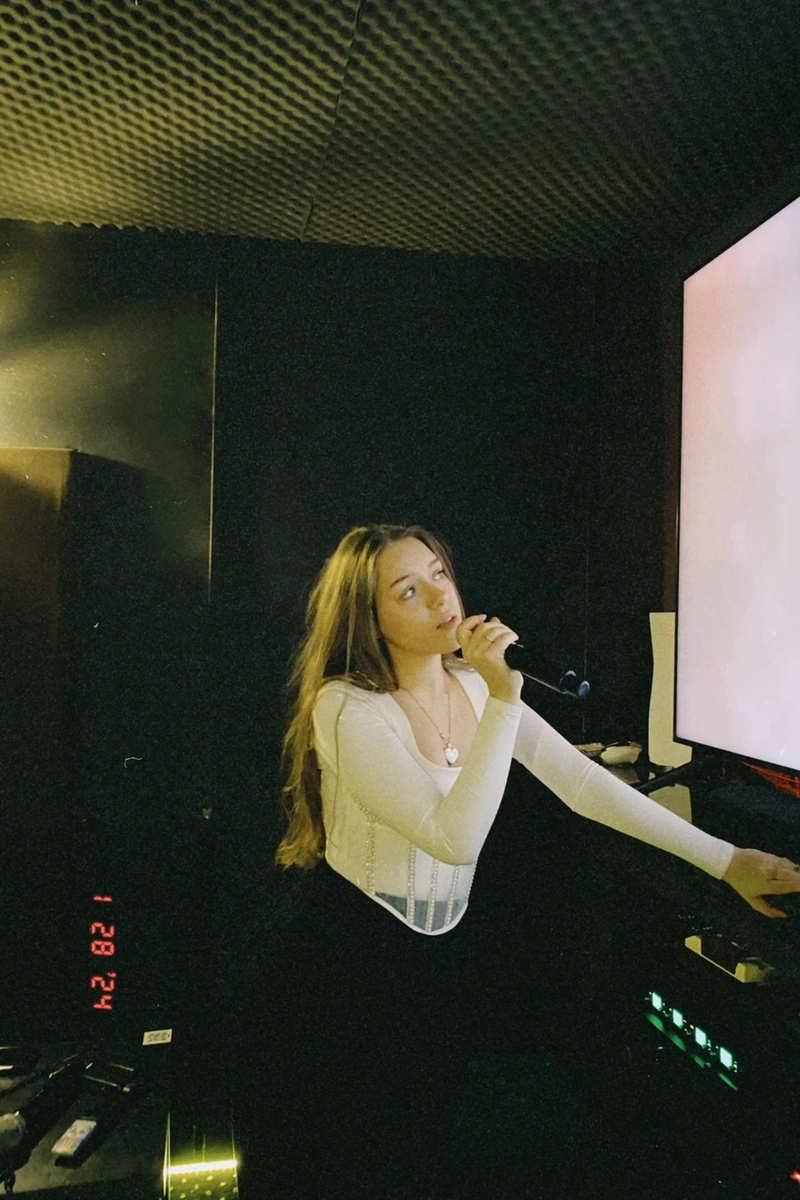 Gái karaoke vú to tròn khủng gợi cảm full HD