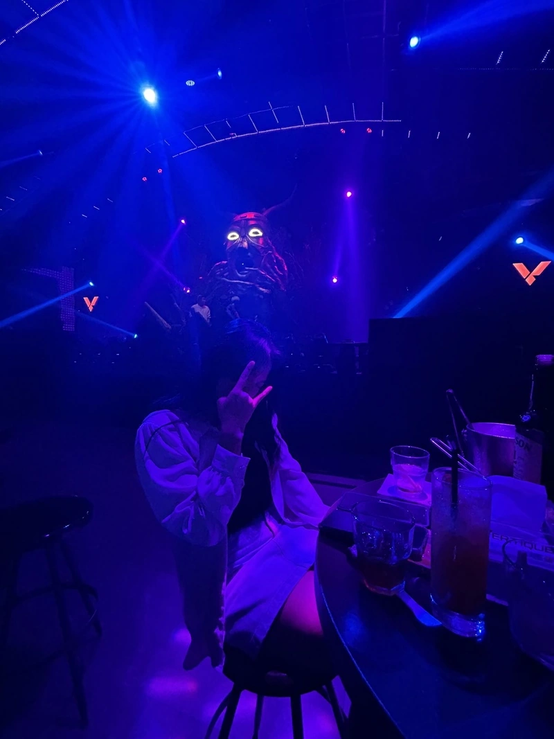 Gái karaoke vú tròn to khoe hàng full HD