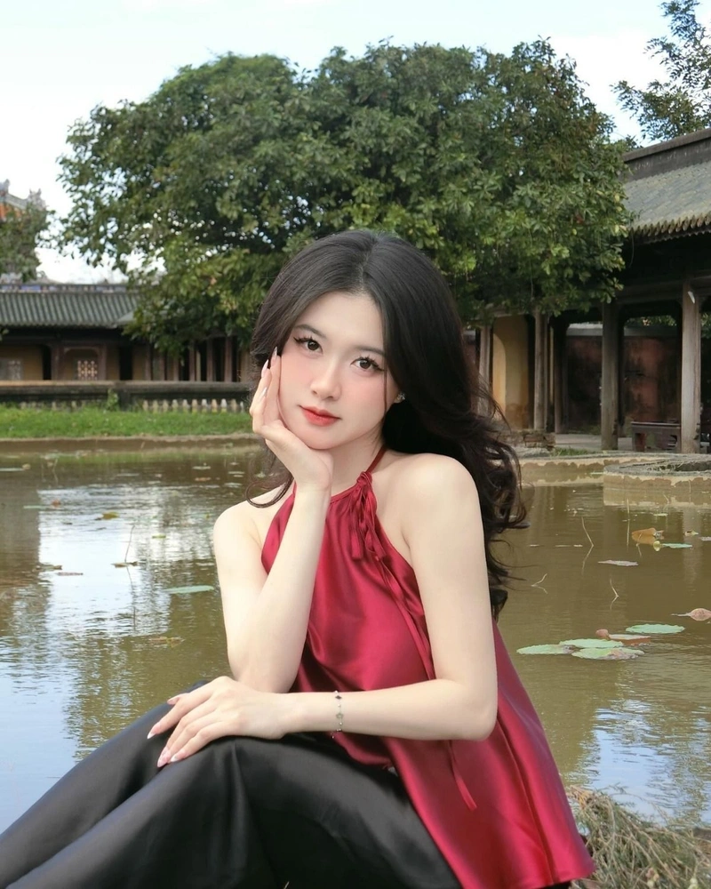 Gái xinh áo yếm dâm đãng cởi đồ lộ vòng một khủng