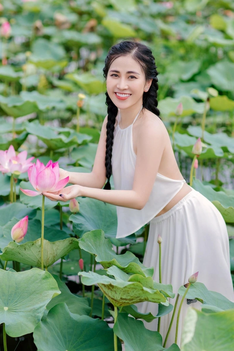 Gái xinh áo yếm gợi dục khoe hàng ngực tròn đầy