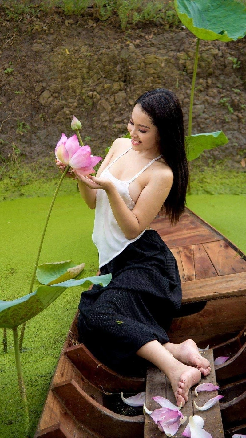 Gái xinh áo yếm lột đồ show hàng gợi cảm