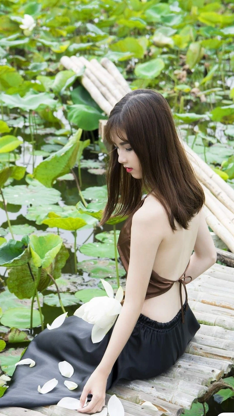 Gái xinh áo yếm nóng bỏng show hàng ngực to tròn