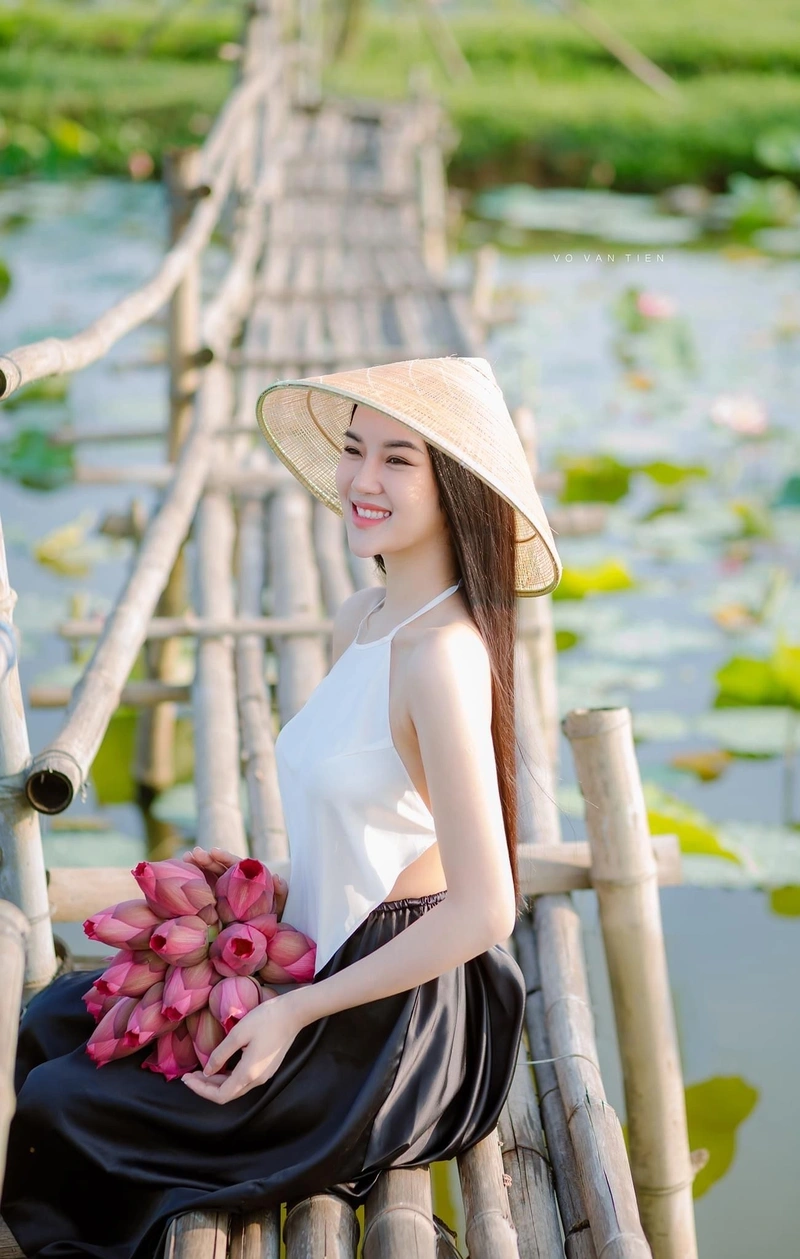 Gái xinh áo yếm show vòng một căng mọng