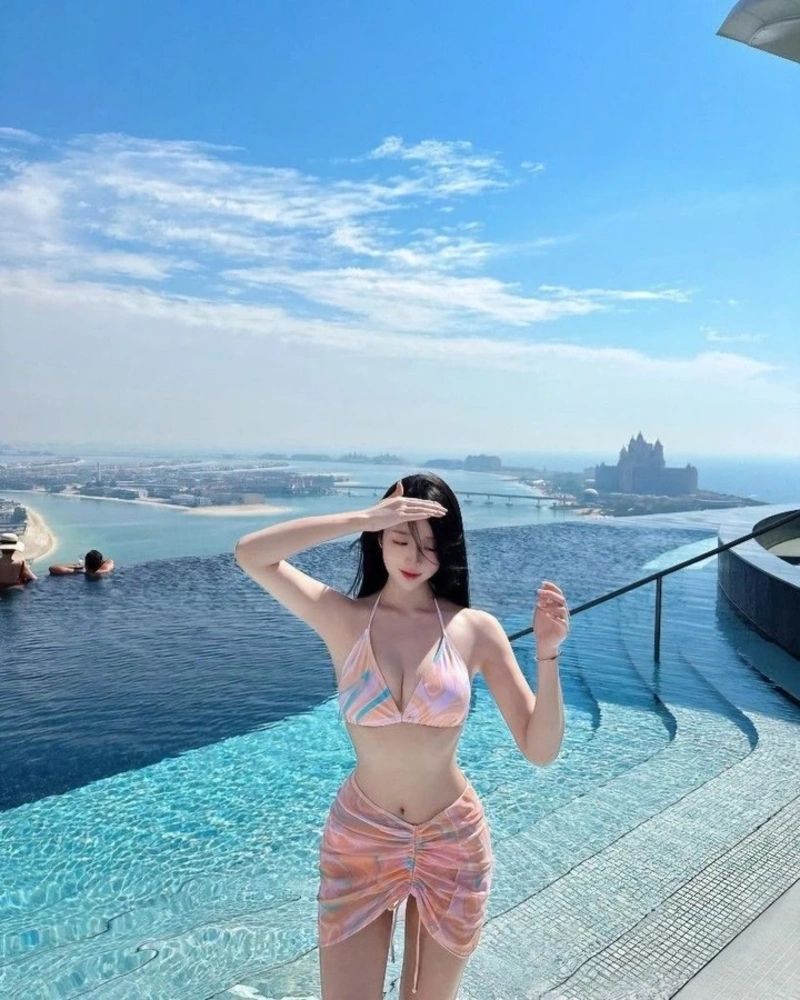 Gái xinh bikini hồng khoe vòng 1 tròn đầy quyến rũ