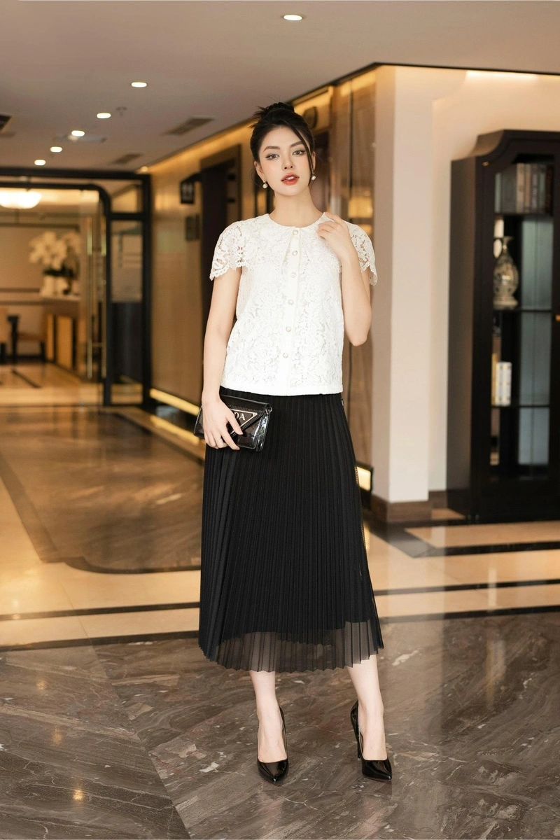 Gái xinh cởi đồ mặc váy lưới dâm dục cuốn hút