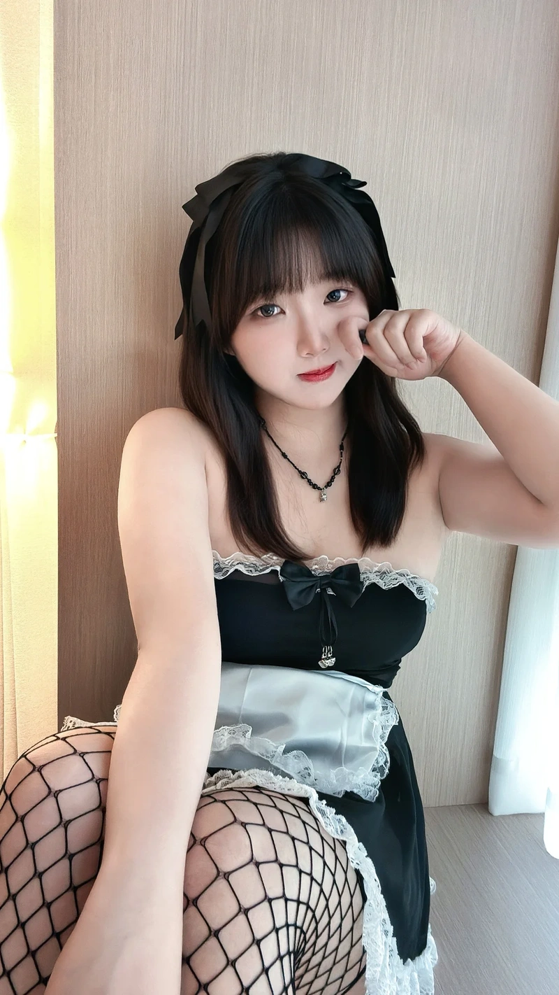 Gái xinh mặc đồ hầu gái 4K lộ hàng sexy