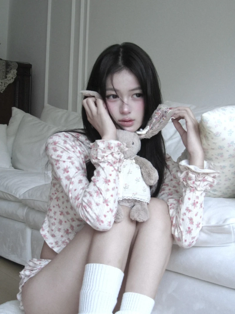 Gái xinh mặc đồ ngủ ngọt ngào duyên dáng