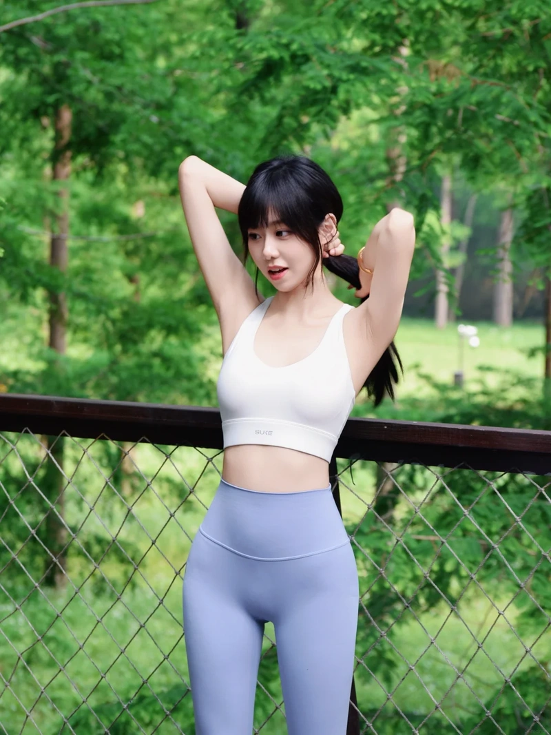 Gái xinh mặc quần legging ôm sát khoe đường cong nóng bỏng