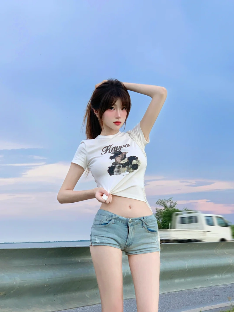 Gái xinh mặc quần ngắn lột đồ body nóng bỏng