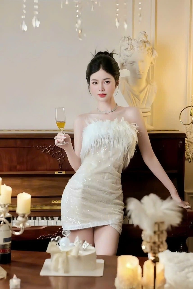 Gái xinh mặc váy ngắn lột đồ khoe body sexy