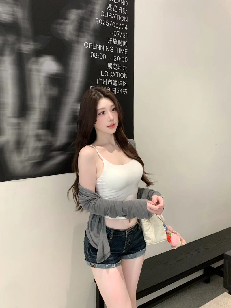 Gái xinh quần ngắn cởi hết khoe hàng không che
