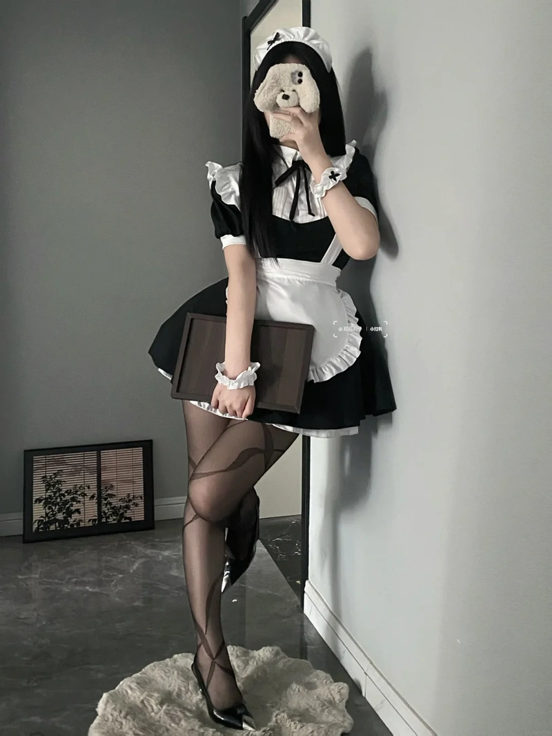 Gái xinh trong bộ đồ hầu gái khoe ngực khủng gợi tình