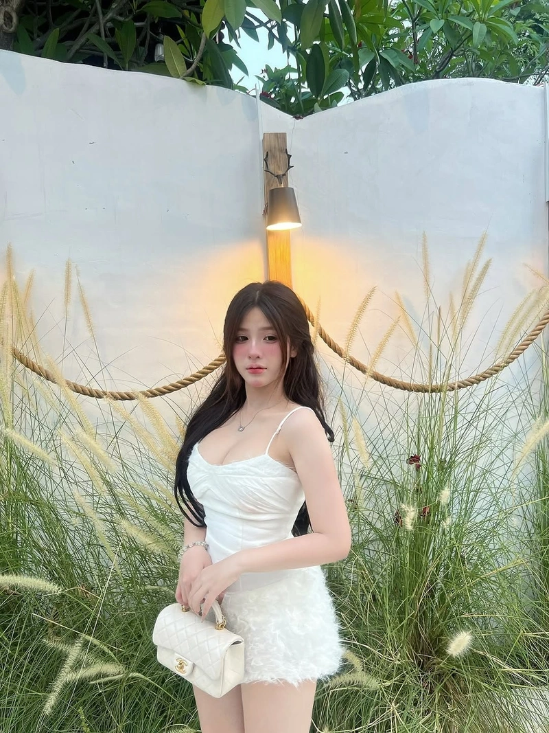 Gái xinh váy ngắn không che vòng ba gợi dục