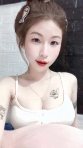 Gái xinh xăm mình cởi hết đồ quyến rũ