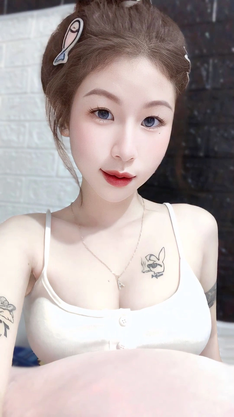 Gái xinh xăm mình cởi hết đồ quyến rũ