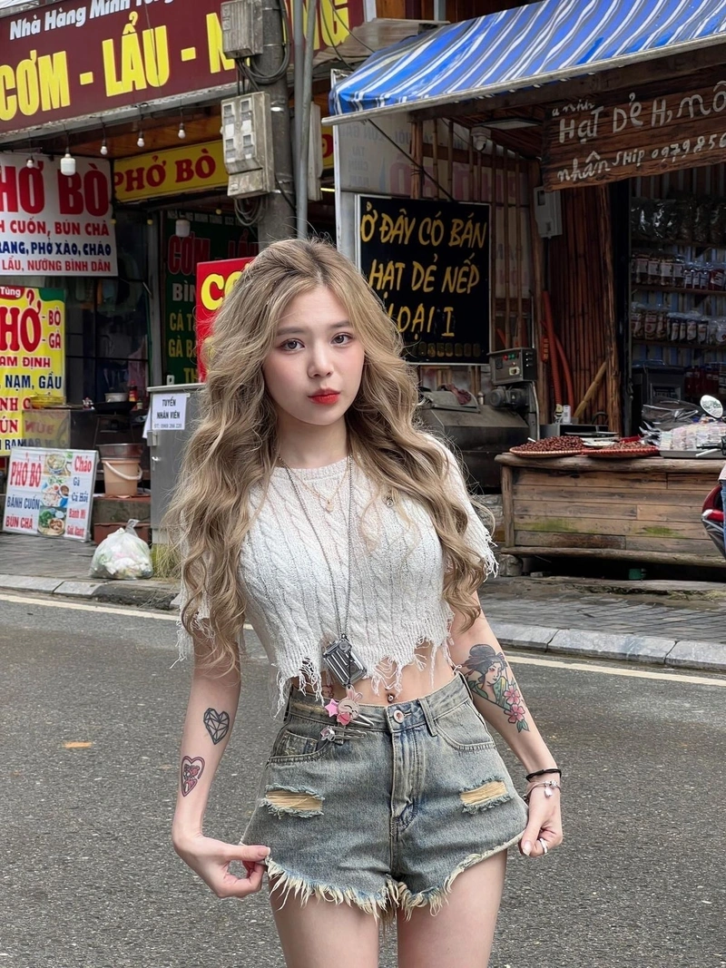 Gái xinh xăm mình đít cong cuốn hút
