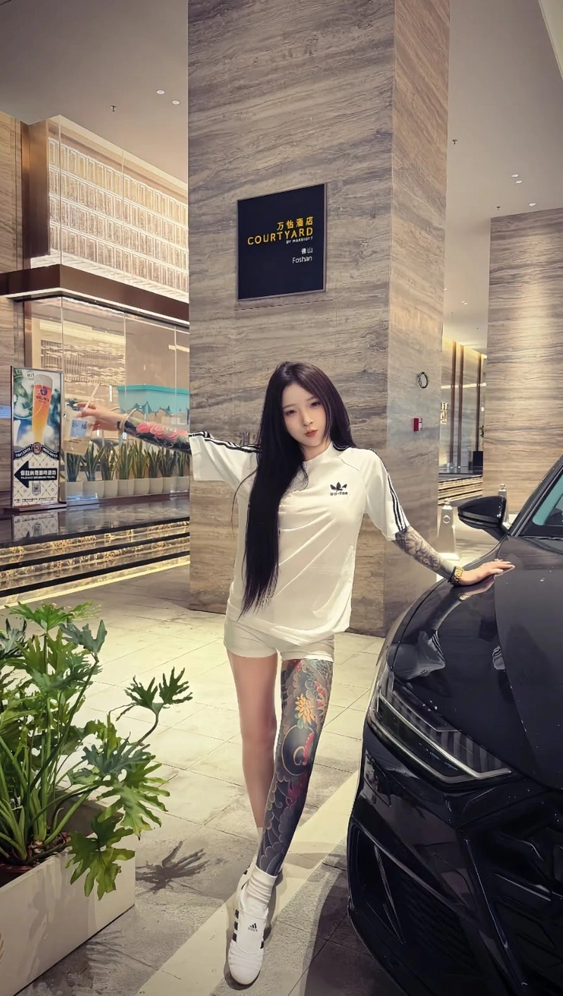 Gái xinh xăm mình khoe hàng vòng 1 tròn