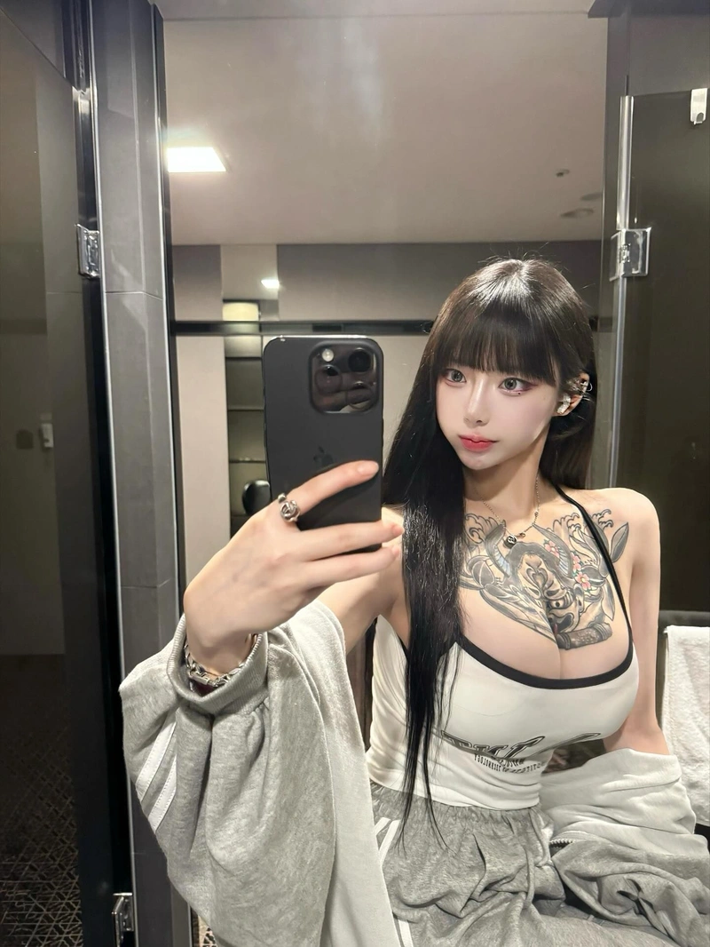 Gái xinh xăm mình nude show vòng 3