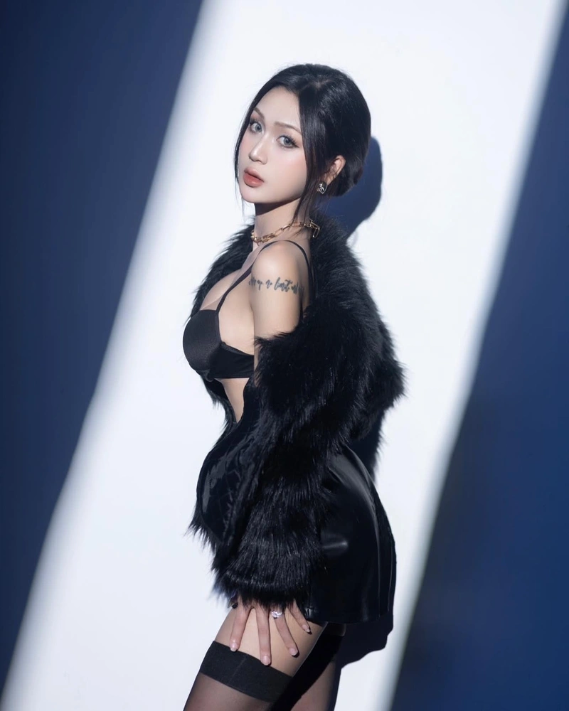 Hình DJ Vy Chila khoe ngực tròn đầy đặn
