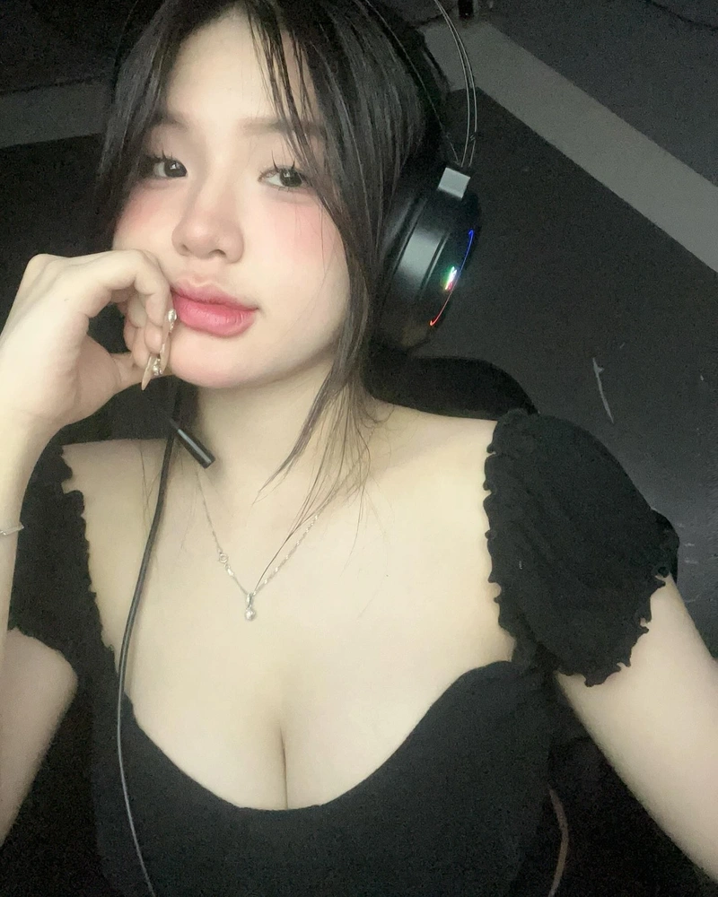 Hình Lanhxinhyeu06 lột đồ lộ hàng cuốn hút